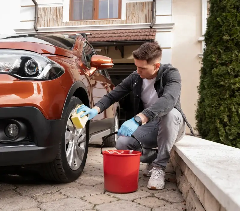 Lavage auto à domicile Saint-Félix-de-Tournegat : professionnel intervenant sur un véhicule